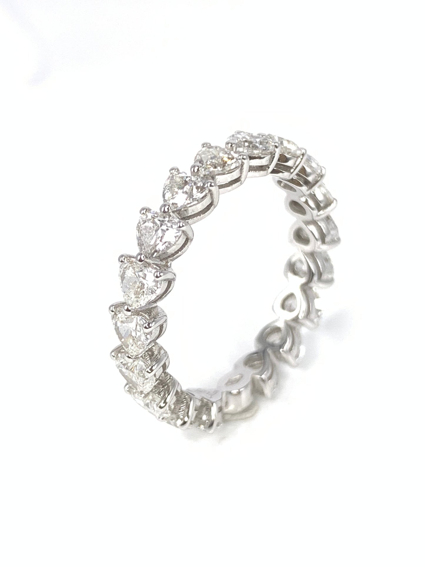 Anello girodito Eternity con diamanti a cuore